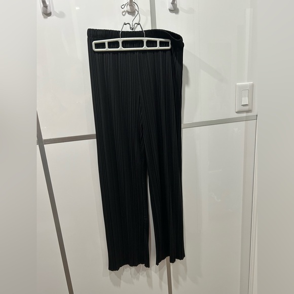 Uniqlo Black Pleated Pants - Picture 2 of 4